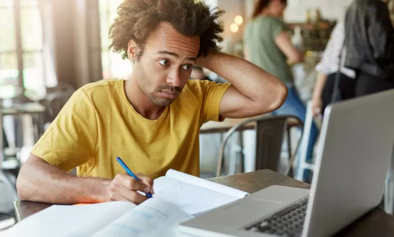 Homem preocupado em saber como começar a estudar para concurso