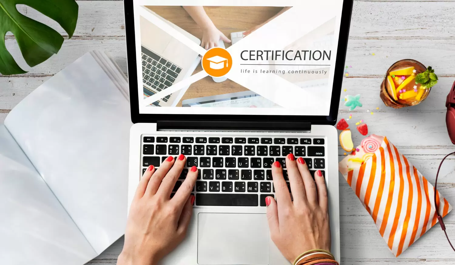 Imagem de uma pessoa emitindo o certificado de conclusão do ensino médio online
