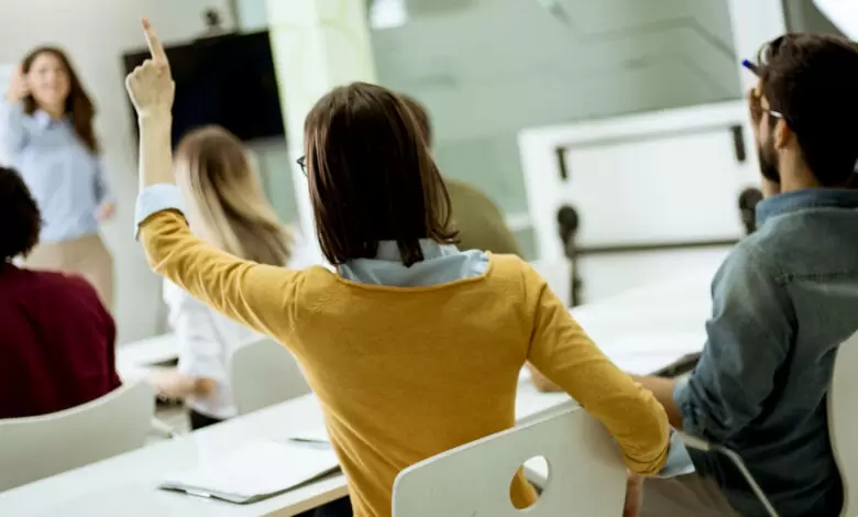 Imagem de alunos prestando concurso para professor em uma sala de aula