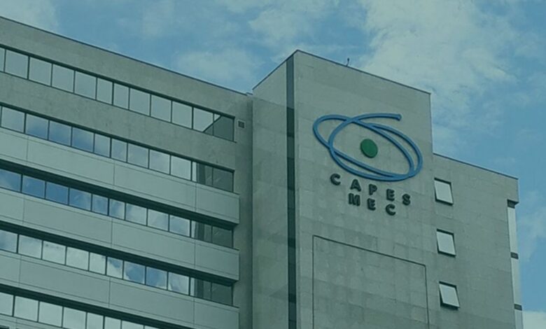 Capes e UAB anuncia que vai oferecer 1.050 vagas para Curso de Especialização GRATUITO para Professores em parceria com a UAB.