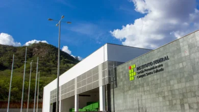 Um grupo diverso de pais, educadores e profissionais da saúde interagindo em um ambiente acolhedor e educativo; crianças felizes ao fundo, representando harmonia e aprendizado. Tons quentes e suaves, com uma atmosfera de apoio emocional e conexão familiar em um espaço comunitário moderno.