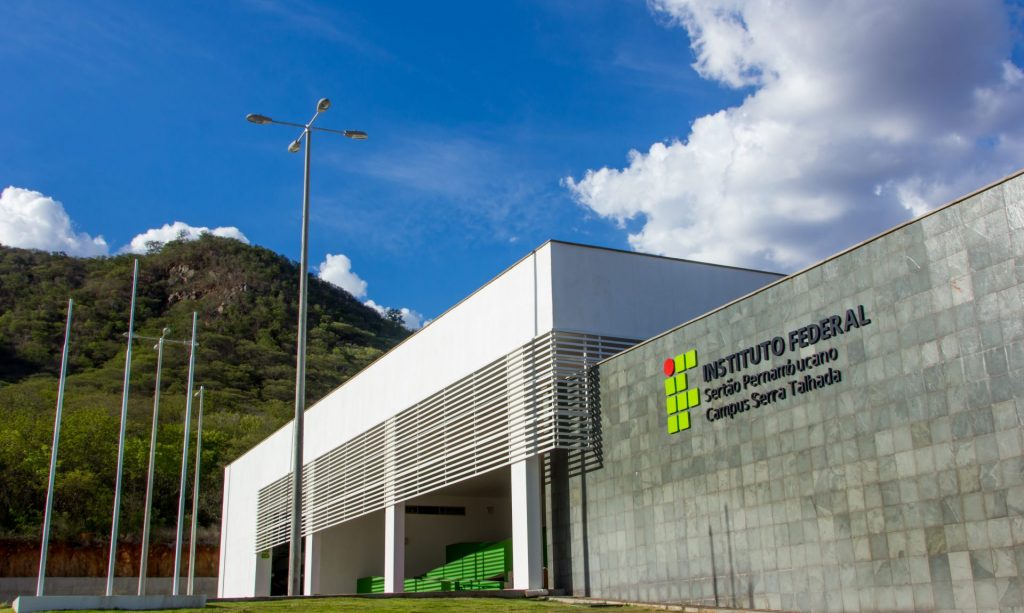 Cursos gratuitos de qualificação profissional no IFSertãoPE. Inscrições abertas até 18/04. Inclui auxílio transporte e alimentação.