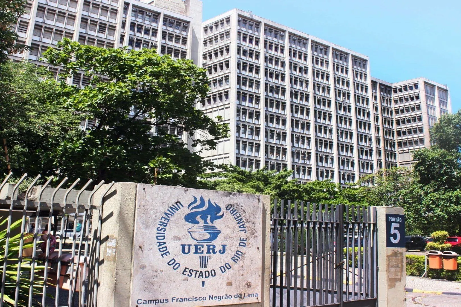 Vestibular UERJ 2025: 981 vagas abertas para cursos de Graduação EAD em Pedagogia, Ciências Biológicas e Geografia. Estude sem sair de casa!