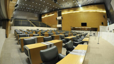 Alesp aprova reajuste de 5% para Tarcísio, elevando teto salarial do funcionalismo paulista. Impacto de R$ 230 milhões nos cofres públicos.