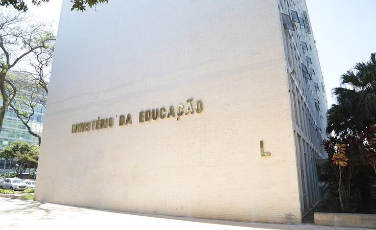 Descubra as novas ações do MEC para formação, remuneração e reconhecimento dos profissionais da educação! Confira detalhes!