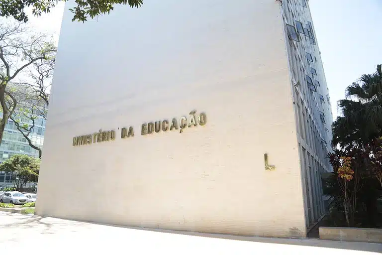 Descubra as novas ações do MEC para formação, remuneração e reconhecimento dos profissionais da educação! Confira detalhes!