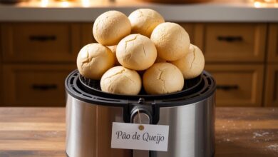 Aprenda a fazer pão de queijo com apenas 3 ingredientes! Receita simplificada com tapioca que fica pronta em menos de 30 minutos.