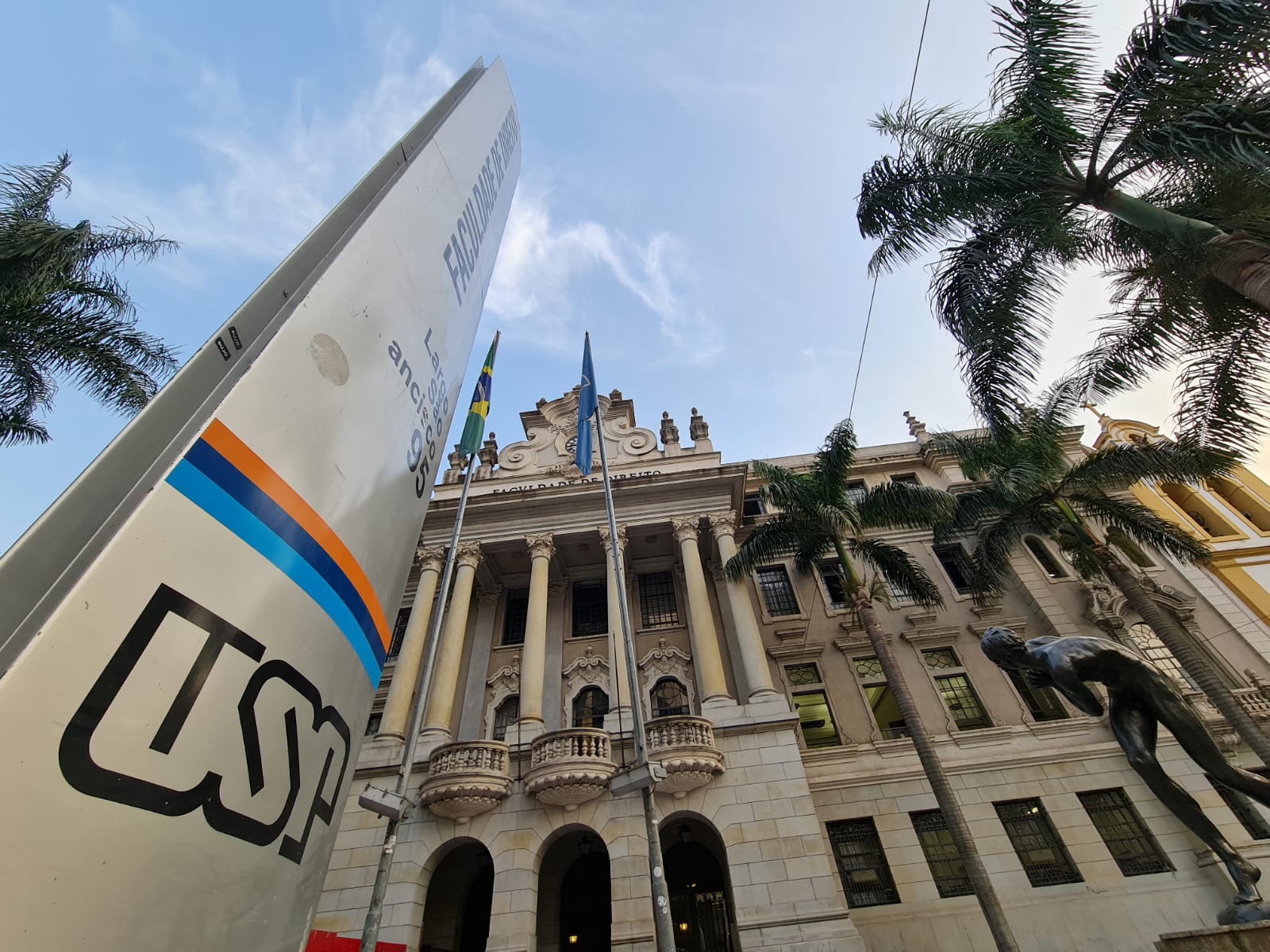 FUVEST 2026: saiba como solicitar isenção ou redução da taxa do vestibular USP. Inscrições abertas até 11/07 para estudantes de baixa renda.