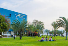 Especialização gratuita em Liderança Escolar da UFF. 150 vagas para profissionais da educação básica. Inscrições abertas até 15/06/2025