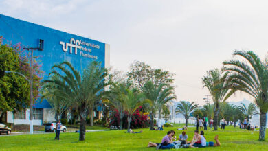 Especialização gratuita em Liderança Escolar da UFF. 150 vagas para profissionais da educação básica. Inscrições abertas até 15/06/2025