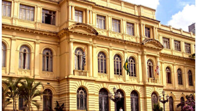 O novo edital da Seduc-SP para monitores revela uma disparidade salarial chocante. Saiba quanto eles vão ganhar e por que isso é um problema.