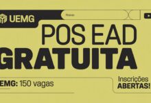 Uma thumbnail de notícia para YouTube, estilo jornalístico e chamativo. O fundo deve ter o logo da UEMG e uma imagem relacionada à saúde/administração (como um gráfico ou estetoscópio). O texto principal, em fonte grande, grossa e com contorno destacado (amarelo ou branco): "PÓS EAD GRATUITA". Em um texto secundário, menor, numa faixa: "UEMG: 150 VAGAS". Em outro texto menor: "Inscrições Abertas!". Cores de alto contraste.