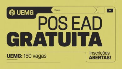 Uma thumbnail de notícia para YouTube, estilo jornalístico e chamativo. O fundo deve ter o logo da UEMG e uma imagem relacionada à saúde/administração (como um gráfico ou estetoscópio). O texto principal, em fonte grande, grossa e com contorno destacado (amarelo ou branco): "PÓS EAD GRATUITA". Em um texto secundário, menor, numa faixa: "UEMG: 150 VAGAS". Em outro texto menor: "Inscrições Abertas!". Cores de alto contraste.