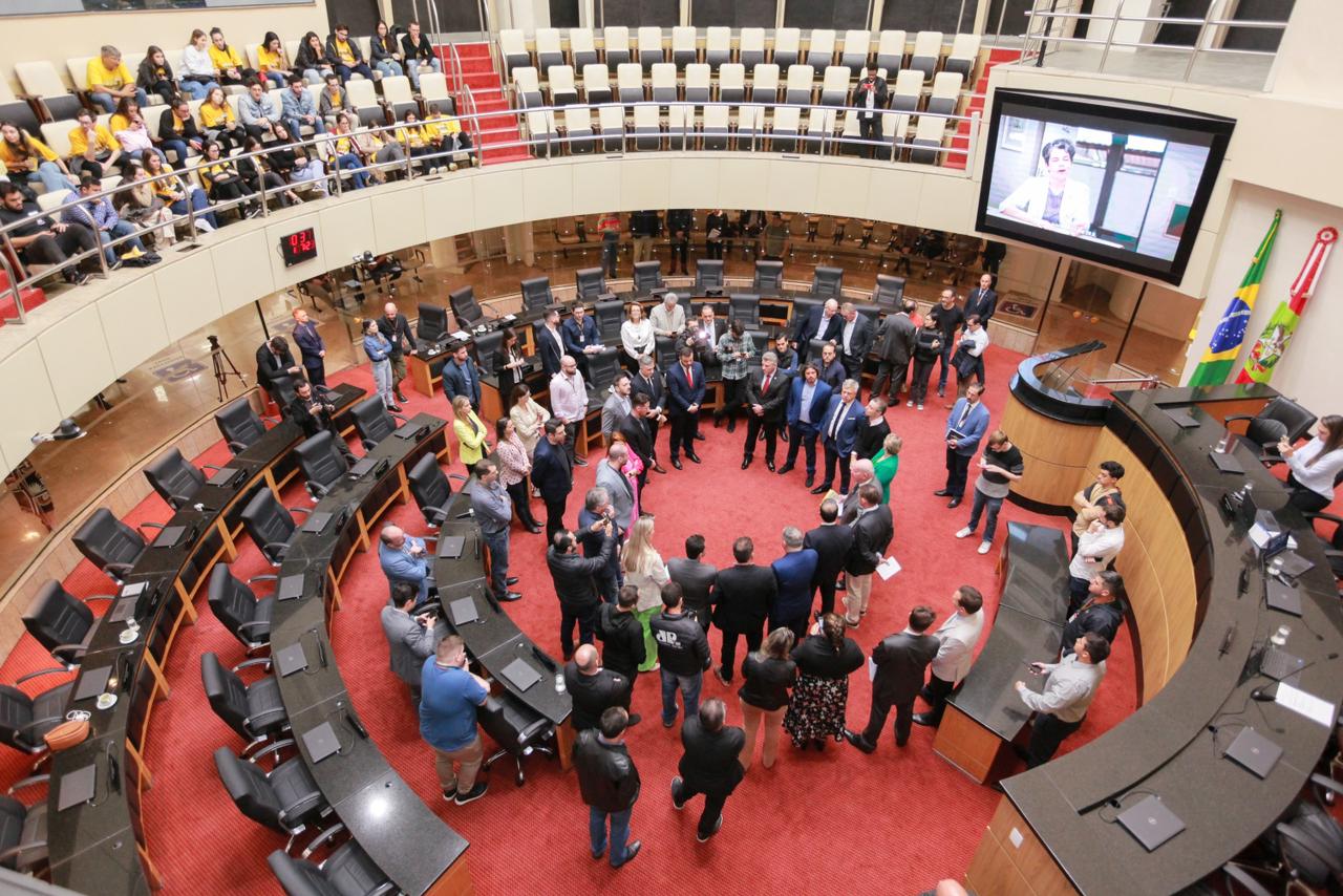 Fim das cotas raciais em universidades de Santa Catarina mobiliza MP, OAB e comunidade acadêmica em defesa das ações afirmativas.