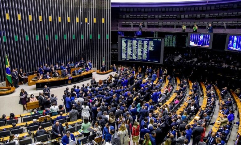 Câmara aprova exclusão de gastos com educação e saúde da meta fiscal. Entenda como a decisão impacta investimentos e o orçamento de 2026.