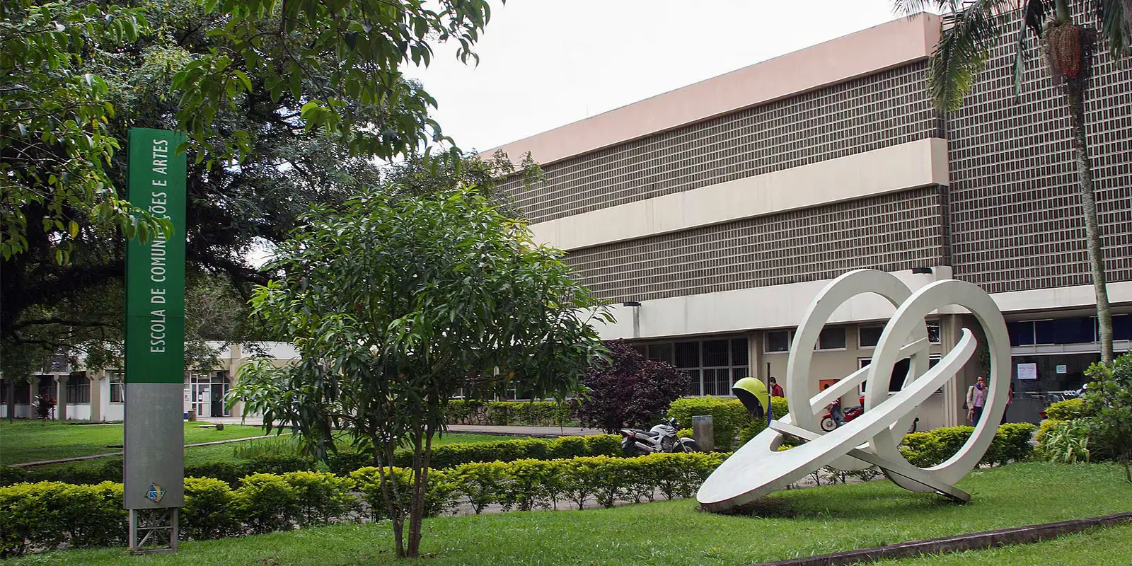 Graduados podem estudar na USP em 2026! ECA libera edital de vagas remanescentes para portadores de diploma. Confira datas e cursos.