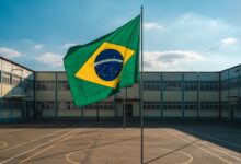Hino Nacional volta a ser obrigatório nas escolas paulistas e gera repercussão entre professores, famílias e especialistas em educação básica.