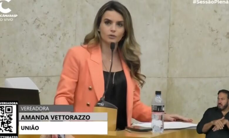 Amanda Vettorazzo chamou reajuste de 3,51% de generosidade do prefeito. O Sinpeem chama de perda salarial. Confira detalhes!
