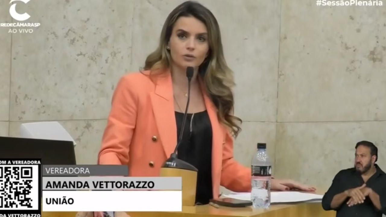 Amanda Vettorazzo chamou reajuste de 3,51% de generosidade do prefeito. O Sinpeem chama de perda salarial. Confira detalhes!