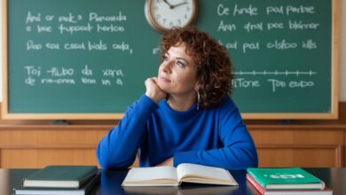 Câmara aprova projeto que torna hora-aula base de cálculo da jornada de professores, mesmo com aulas de menos de 60 minutos.