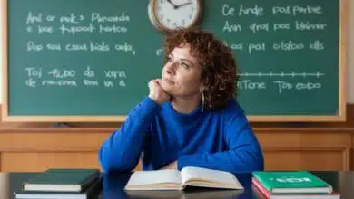 Câmara aprova projeto que torna hora-aula base de cálculo da jornada de professores, mesmo com aulas de menos de 60 minutos.