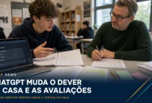 O avanço do strongChatGPT no dever de casastrong está mudando a rotina de escolas secundárias dos Países Baixos. Diante de trabalhos produzidos com inteligência artificial, instituições passaram a adotar strongavaliações orais, textos escritos em sala e acompanhamento mais próximo do processo de aprendizagemstrong. A mudança não significa uma proibição geral dos chatbots. O esforço está concentrado em recuperar evidências de que o estudante leu, escreveu, interpretou e sabe explicar o caminho usado para chegar à resposta. div h2Uso de ChatGPT por estudantes leva escolas a trocar tarefas tradicionais por avaliações orais e atividades acompanhadash2 div div divdiv div Segundo reportagem do stronga href=httpsnltimes.nl20260825ai-prompting-dutch-secondary-schools-rethink-handle-homework target=_blank rel=noopenerNL Timesastrong, praticamente todas as escolas secundárias do país discutem como lidar com a IA generativa, embora as estratégias variem entre as instituições. O receio dos professores é direto alguns alunos copiam a atividade, colam o enunciado no ChatGPT e entregam uma resposta pronta. O texto pode estar correto, mas a etapa em que o estudante deveria mobilizar leitura, memória, argumentação e revisão deixa de acontecer. Na prática da sala de aula, o professor perde uma referência importante. Um trabalho final bem escrito já não comprova, sozinho, que o aluno domina o conteúdo ou consegue produzir aquela resposta sem assistência automatizada. h2Provas orais ganham espaço nas escolash2 Uma das respostas é trocar parte das produções escritas feitas em casa por strongavaliações oraisstrong. Ao conversar com o aluno, o professor pode fazer perguntas sobre escolhas, conceitos e argumentos apresentados no trabalho. Outra alternativa é manter a atividade escrita, mas pedir uma defesa oral posterior. A verificação não precisa reproduzir uma banca formal perguntas curtas e específicas já ajudam a identificar se o estudante compreendeu o que entregou. ul liExplicar com as próprias palavras a ideia central do texto;li liJustificar uma resposta ou escolha metodológica;li liRelacionar o trabalho a conteúdos discutidos em aula;li liReformular um argumento diante de uma nova pergunta;li liIndicar onde e como a inteligência artificial foi utilizada.li ul h2Textos voltam a ser produzidos em salah2 Escolas também estão transferindo tarefas de leitura e escrita para o horário das aulas. Um professor ouvido pela reportagem passou a reservar uma aula dupla para que os estudantes leiam um artigo e respondam às questões logo depois, sob acompanhamento. A solução permite observar o processo, mas cria novos problemas de gestão. Alunos que leem mais devagar podem não concluir a atividade, enquanto os mais rápidos ficam ociosos. O dever de casa também passa a ocupar um tempo que antes seria usado para exposição, discussão ou exercícios. Esse é o ponto de bastidor que pesa no planejamento mudar o local da tarefa exige reorganizar a sequência didática, os tempos da turma e as formas de recuperação. Não basta pedir que todos escrevam na escola sem prever ritmos diferentes. h2A nota final já não conta toda a históriah2 O debate desloca a avaliação do produto para o percurso. Em vez de observar apenas a resposta entregue, o professor passa a considerar rascunhos, versões, fontes consultadas, registros de revisão e a capacidade de explicar decisões. A reportagem cita pesquisa da Organização para a Cooperação e Desenvolvimento Econômico segundo a qual estudantes podem obter resultados melhores com ajuda da IA sem apresentar o mesmo ganho de aprendizagem. A ferramenta melhora a entrega, mas isso não garante desenvolvimento de conhecimento e habilidades. Para a coordenação pedagógica, a consequência é revisar critérios antes de simplesmente ampliar a fiscalização. Se o instrumento avalia apenas um texto final produzido fora da escola, ele se torna mais frágil em um ambiente no qual respostas completas podem ser geradas em segundos. div style=display flex; flex-wrap wrap; gap 16px; margin 28px 0; div style=flex 1; min-width 210px; background #f4f8ff; border-bottom 5px solid #3168a8; border-radius 8px; padding 18px; p style=margin 0 0 6px;strongProdução em salastrongp p style=margin 0;Professor acompanha leitura, escrita e revisão.p div div style=flex 1; min-width 210px; background #f5fbf7; border-bottom 5px solid #27845a; border-radius 8px; padding 18px; p style=margin 0 0 6px;strongAvaliação oralstrongp p style=margin 0;Aluno precisa demonstrar domínio sobre o que entregou.p div div style=flex 1; min-width 210px; background #fff8f1; border-bottom 5px solid #d46f1e; border-radius 8px; padding 18px; p style=margin 0 0 6px;strongProcesso visívelstrongp p style=margin 0;Rascunhos e justificativas ganham peso na avaliação.p div div h2Como adaptar atividades sem banir a IAh2 Uma saída prática é definir antecipadamente quando a IA pode ser usada e qual registro o estudante deverá apresentar. Em uma atividade de pesquisa, por exemplo, o chatbot pode auxiliar na organização inicial, mas as fontes, a interpretação e a versão final precisam ser verificadas pelo aluno. Também é possível dividir trabalhos extensos em pequenas entregas. Tema, pergunta de pesquisa, referências, primeiro rascunho e revisão podem ser acompanhados em momentos diferentes. Isso reduz a dependência de uma única nota e dá ao professor mais elementos para orientar a aprendizagem. ul liCombinar regras claras de uso antes da atividade;li liPedir histórico de versões ou rascunhos;li liIncluir perguntas orais sobre a produção;li liReservar etapas decisivas para a sala de aula;li liAvaliar argumentação, revisão e tomada de decisão;li liEnsinar o aluno a verificar erros e vieses da resposta gerada.li ul h2Análise especializada a avaliação precisa mudarh2 Na escola, o problema não se resolve apenas com detector de texto artificial. Essas ferramentas podem errar e não mostram o que o aluno aprendeu. O caminho mais consistente é desenhar atividades nas quais o processo deixe rastros e o estudante precise sustentar suas escolhas. Isso aumenta o trabalho docente se cada professor fizer a mudança sozinho. A gestão precisa reservar tempo de formação e planejamento coletivo, construir critérios comuns e evitar que cada disciplina adote uma regra contraditória sobre o uso de IA. A experiência dos Países Baixos mostra que o strongChatGPT no dever de casastrong já pressiona escolas a rever instrumentos tradicionais. Para professores brasileiros, a pergunta prática não é apenas como impedir o uso, mas como avaliar leitura, escrita e raciocínio quando a resposta final pode ser automatizada. Como sua escola está reorganizando essas atividades