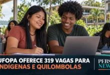 A Universidade Federal do Oeste do Pará (Ufopa) disponibiliza 319 vagas de ingresso superior em dois processos seletivos independentes: 181 vagas para candidatos indígenas e 138 vagas para candidatos quilombolas. Os processos são completamente separados, com cronogramas próprios e critérios específicos de cada modalidade. As inscrições abrem em 17 de setembro e encerram em 9 de outubro de 2026, com provas presenciais agendadas para 1º de novembro. As ações afirmativas reconhecem trajetórias históricas e garantem acesso equitativo ao ensino superior para populações tradicionalmente sub-representadas na universidade. 319 Vagas totais Gratuitas Sem taxa de inscrição 8 campi Distribuição regional Dois processos seletivos independentes A Ufopa oferece dois processos seletivos exclusivos e independentes: MODALIDADE VAGAS CRITÉRIO DE ELEGIBILIDADE Processo Indígena 181 vagas Autoidentificação e vínculo comprovado com comunidade indígena Processo Quilombola 138 vagas Autoidentificação e comprovante de pertencimento a comunidade quilombola Cada processo tem cronograma, formulário de inscrição e banca de avaliação próprios. O candidato que se qualificar para ambas as modalidades pode se inscrever nos dois processos, mas apenas um curso poderá ser preenchido ao final. Vagas e campi de oferta As 319 vagas são distribuídas entre os 8 campi da Ufopa, abrangendo diversas áreas de formação: CAMPUS VAGAS INDÍGENAS VAGAS QUILOMBOLAS TOTAL Santarém (Reitoria) 45 35 80 Óbidos 25 20 45 Alenquer 20 15 35 Itaituba 20 18 38 Jacareacanga 18 15 33 Oriximiná 16 12 28 Aveiro 12 10 22 Novo Progresso - 3 3 TOTAL 181 138 319 Os cursos ofertados incluem Licenciaturas em Educação Física, Artes Visuais, Pedagogia, Letras; Bacharelados em Administração, Gestão Pública, Agronomia e Engenharia da Pesca — com distribuição variável entre campi. Inscrição gratuita e prova presencial Inscrições abertas de 17 de setembro a 9 de outubro de 2026 Formulário de inscrição: portal.ufopa.edu.br/inscricoes Prova presencial: 1º de novembro de 2026 — nos 8 campi (local será informado no ato da inscrição) Dúvidas e informações: www.ufopa.edu.br — Seção Ingresso A inscrição é completamente gratuita e realizada exclusivamente pelo formulário eletrônico no portal da universidade. Candidatos que se inscreverem terão o local de prova confirmado por e-mail até 25 de outubro de 2026. A prova será única e presencial, com duração de 4 horas, em cada um dos 8 campi, garantindo acesso territorial às comunidades indígenas e quilombolas da região. Elegibilidade e autoidentificação Para o processo indígena: O candidato deve se autoidentificar como pertencente a um povo indígena e fornecer comprovante de vínculo com a comunidade (declaração da liderança indígena, documento da aldeia, ou registro junto a órgãos como a FUNAI). A autoidentificação é respeitada como critério primário — não há exame físico ou questionário invasivo. Para o processo quilombola: O candidato deve se autoidentificar como quilombola e fornecer comprovante de pertencimento (declaração da comunidade, título de residente em área certificada pela Fundação Palmares, ou documento similar). Comunidades reconhecidas pela Fundação Palmares são priorizadas. Ambos os processos têm comissão de verificação responsável por validar a documentação e garantir que candidatos falsamente inscritos não prejudiquem a oferta para os legítimos candidatos. A comprovação é realizada de forma respeitosa e confidencial. Leia também Ações afirmativas e cotas em universidades federais Educação superior indígena no Brasil: oportunidades Comunidades quilombolas: acesso e permanência na universidade Processos seletivos especiais em universidades federais
