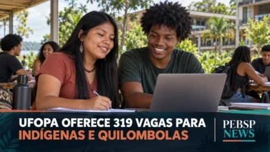 A Universidade Federal do Oeste do Pará (Ufopa) disponibiliza 319 vagas de ingresso superior em dois processos seletivos independentes: 181 vagas para candidatos indígenas e 138 vagas para candidatos quilombolas. Os processos são completamente separados, com cronogramas próprios e critérios específicos de cada modalidade. As inscrições abrem em 17 de setembro e encerram em 9 de outubro de 2026, com provas presenciais agendadas para 1º de novembro. As ações afirmativas reconhecem trajetórias históricas e garantem acesso equitativo ao ensino superior para populações tradicionalmente sub-representadas na universidade. 319 Vagas totais Gratuitas Sem taxa de inscrição 8 campi Distribuição regional Dois processos seletivos independentes A Ufopa oferece dois processos seletivos exclusivos e independentes: MODALIDADE VAGAS CRITÉRIO DE ELEGIBILIDADE Processo Indígena 181 vagas Autoidentificação e vínculo comprovado com comunidade indígena Processo Quilombola 138 vagas Autoidentificação e comprovante de pertencimento a comunidade quilombola Cada processo tem cronograma, formulário de inscrição e banca de avaliação próprios. O candidato que se qualificar para ambas as modalidades pode se inscrever nos dois processos, mas apenas um curso poderá ser preenchido ao final. Vagas e campi de oferta As 319 vagas são distribuídas entre os 8 campi da Ufopa, abrangendo diversas áreas de formação: CAMPUS VAGAS INDÍGENAS VAGAS QUILOMBOLAS TOTAL Santarém (Reitoria) 45 35 80 Óbidos 25 20 45 Alenquer 20 15 35 Itaituba 20 18 38 Jacareacanga 18 15 33 Oriximiná 16 12 28 Aveiro 12 10 22 Novo Progresso - 3 3 TOTAL 181 138 319 Os cursos ofertados incluem Licenciaturas em Educação Física, Artes Visuais, Pedagogia, Letras; Bacharelados em Administração, Gestão Pública, Agronomia e Engenharia da Pesca — com distribuição variável entre campi. Inscrição gratuita e prova presencial Inscrições abertas de 17 de setembro a 9 de outubro de 2026 Formulário de inscrição: portal.ufopa.edu.br/inscricoes Prova presencial: 1º de novembro de 2026 — nos 8 campi (local será informado no ato da inscrição) Dúvidas e informações: www.ufopa.edu.br — Seção Ingresso A inscrição é completamente gratuita e realizada exclusivamente pelo formulário eletrônico no portal da universidade. Candidatos que se inscreverem terão o local de prova confirmado por e-mail até 25 de outubro de 2026. A prova será única e presencial, com duração de 4 horas, em cada um dos 8 campi, garantindo acesso territorial às comunidades indígenas e quilombolas da região. Elegibilidade e autoidentificação Para o processo indígena: O candidato deve se autoidentificar como pertencente a um povo indígena e fornecer comprovante de vínculo com a comunidade (declaração da liderança indígena, documento da aldeia, ou registro junto a órgãos como a FUNAI). A autoidentificação é respeitada como critério primário — não há exame físico ou questionário invasivo. Para o processo quilombola: O candidato deve se autoidentificar como quilombola e fornecer comprovante de pertencimento (declaração da comunidade, título de residente em área certificada pela Fundação Palmares, ou documento similar). Comunidades reconhecidas pela Fundação Palmares são priorizadas. Ambos os processos têm comissão de verificação responsável por validar a documentação e garantir que candidatos falsamente inscritos não prejudiquem a oferta para os legítimos candidatos. A comprovação é realizada de forma respeitosa e confidencial. Leia também Ações afirmativas e cotas em universidades federais Educação superior indígena no Brasil: oportunidades Comunidades quilombolas: acesso e permanência na universidade Processos seletivos especiais em universidades federais